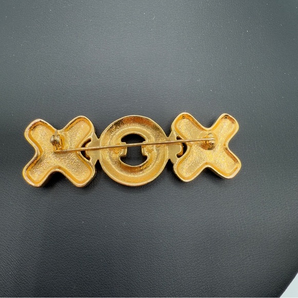 Pretty Black and Gold Tone XOX Hugs and Kisses Brooch - Picture 9 of 9